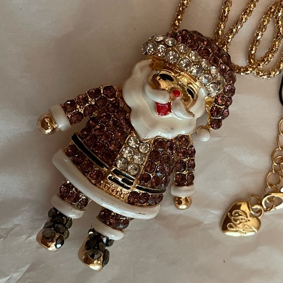 🎄Fancy Santa. Betsey Johnson at her best. He’s a Brooch and a necklace! - Picture 2 of 5